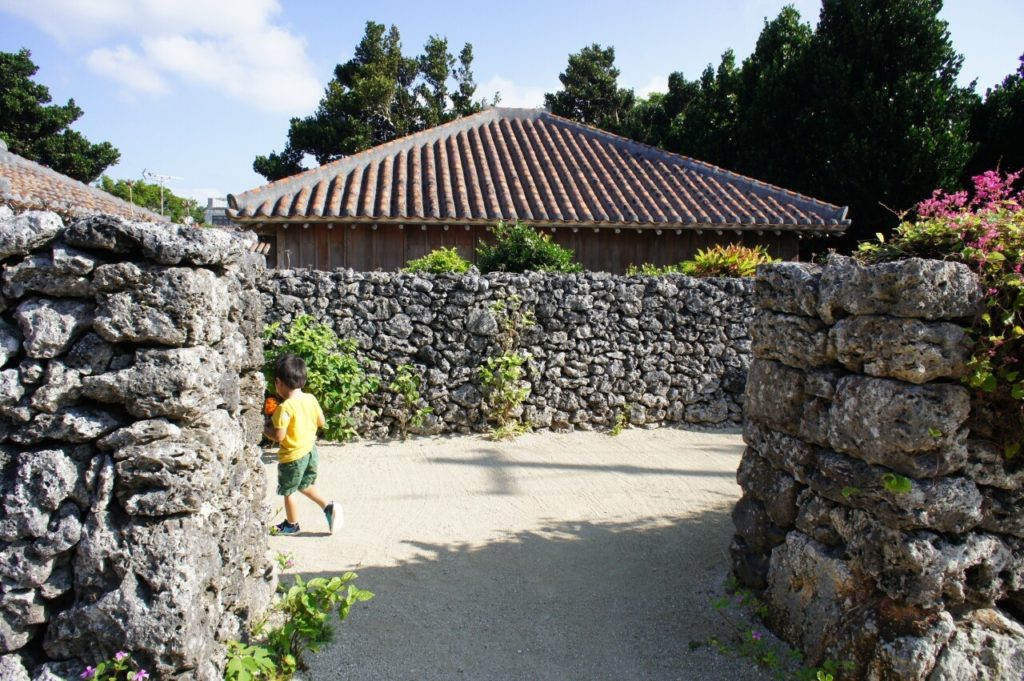 竹富島の旧与那国家住宅へ向かう砂利道