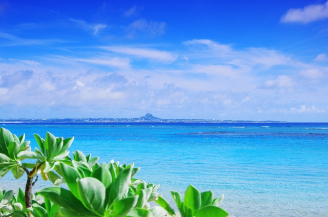 青い海と輝く太陽！ 南国リゾートの楽園、沖縄本島。 多くの観光客を魅了する人気の旅行先