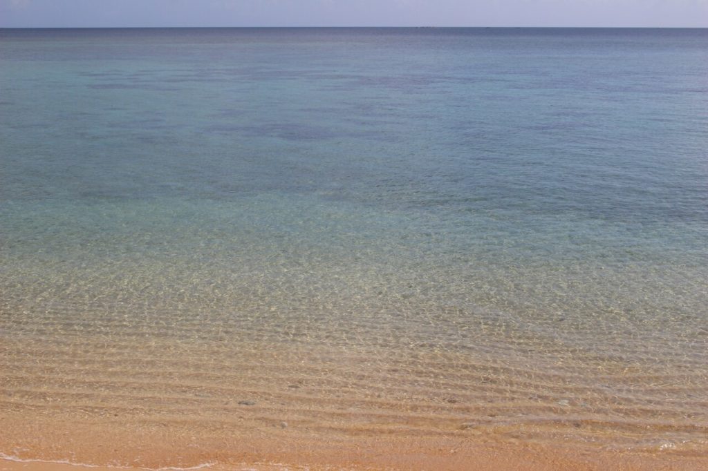 透明度抜群のまるまビーチの海