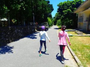 鳩間島を散策する子供