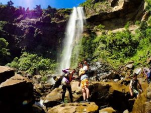 西表島のピナイサーラの滝で記念撮影