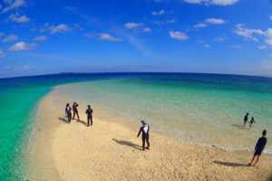 西表島近くのバラス島に上陸する人たち