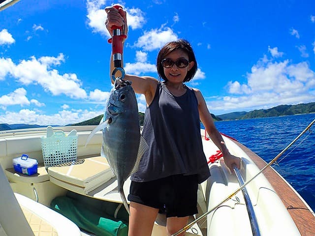 魚を釣り上げる女性