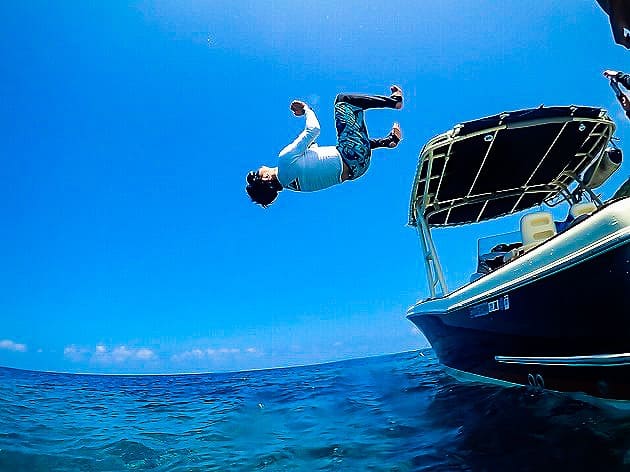 海にダイブする男性