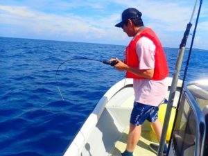 釣りツアーで釣りを楽しむ人