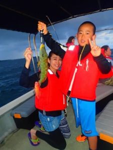 西表島のサンセットフィッシングツアーで魚を釣る子ども