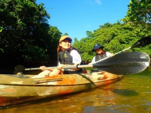 西表島のマングローブ川でカヌーをする女性