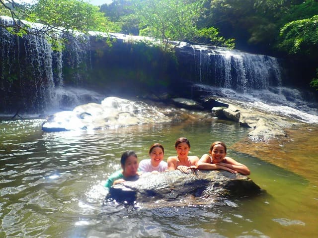 滝つぼで温泉気分