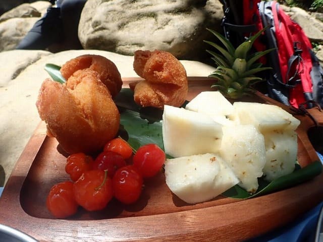 軽食と果物