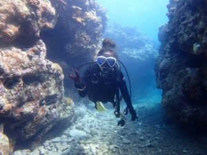 透明度抜群の海で体験ダイビングをする女性