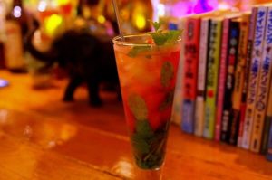 石垣島のバーエレファントカフェで飲む