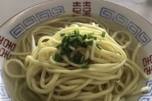 宮古島の菊栄食堂で食べられる宮古そば