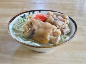 宮古島の丸吉食堂で食べるランチ