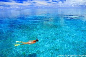 宮古島の美しい海でシュノーケリングをする女性