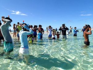 バラス島でシュノーケリングの準備をする人たち