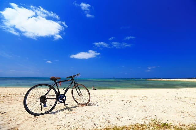 西表島の浜辺にレンタサイクルで到着