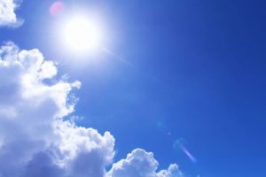 燦燦と輝く夏の西表島の太陽