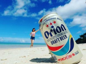 鳩間島のビーチで楽しむ女性