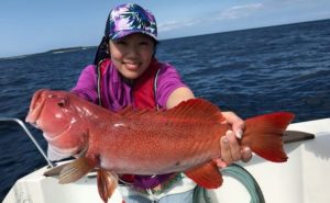 大きな魚を釣った女性