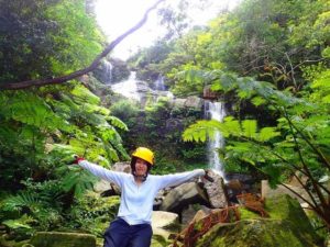 西表島のユツンの滝を訪れた女性
