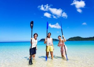 水平線がみられる絶景スポットのイダの浜で記念撮影