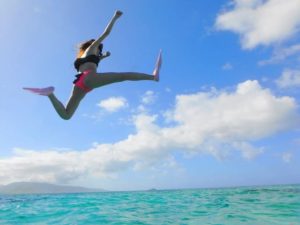 パナリ島の海へダイブする女性