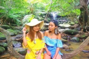 女子旅で西表島の人気ツアーを体験中の女性
