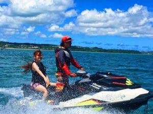 水上バイクで海を駆け抜ける