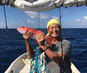 小浜島で釣りを楽しむ男性