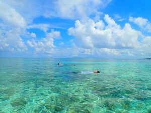 透明度抜群の海でぷかぷか浮かぶ