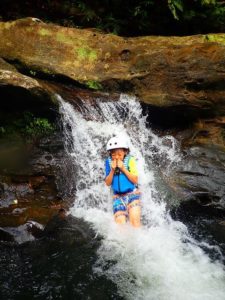 清流が気持ちいい夏のキャニオニングをするお子様