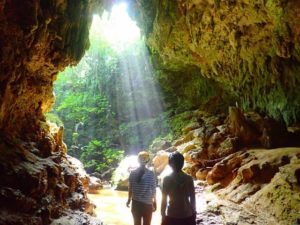 神々しい光を味わえる西表島の鍾乳洞探検ツアー