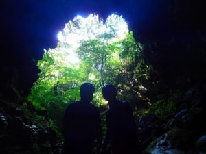 西表島の鍾乳洞ツアーに参加するカップル
