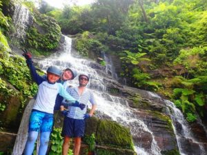 家族旅行でゲータの三段滝トレッキング