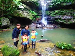 西表島で冬でも行けるクーラの滝で家族で写真撮影