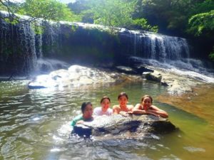 サンガラの滝で水浴びをする女性たち