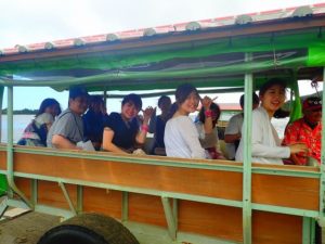 西表島の牛車に乗るグループ