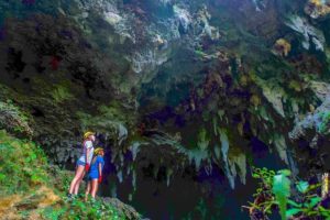 西表島のモデルコースとして人気の鍾乳洞体験