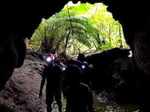 西表島の鍾乳洞探検ツアーに参加するグループ