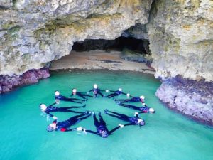 青の洞窟のシュノーケリングを楽しむ団体客