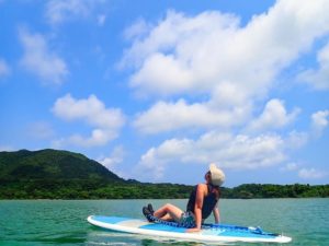 西表島の海でSUPを楽しむ女性