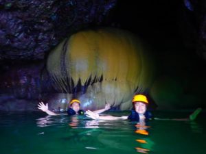 パンプキンホールの前で記念撮影