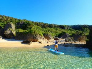 小浜島の透明度抜群海でＳＵＰをする人