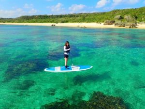 透明度抜群の春の海でのＳＵＰ体験