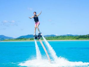 石垣島でフライボードをする女性