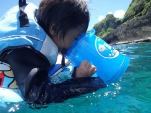 小さいお子様も箱眼鏡で海中風景を観察