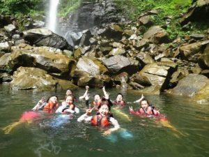 ピナイサーラの滝つぼで水浴びをする参加者