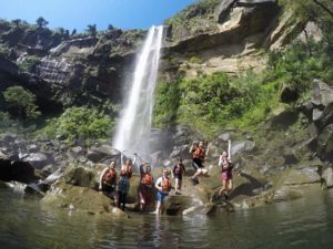 西表島のピナイサーラの滝で写真撮影するグループ