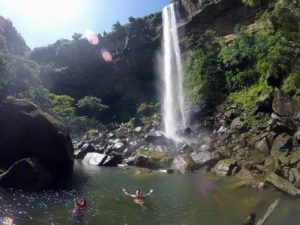 絶景の写真スポットとして人気のピナイサーラの滝つぼ