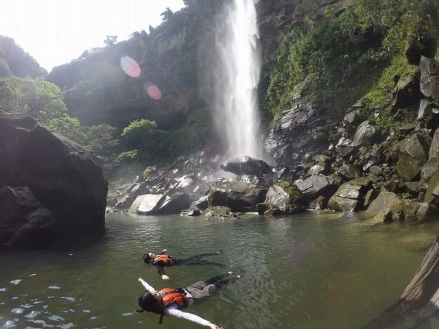 ピナイサーラの滝つぼで水浴び